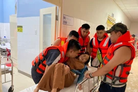 Công an thành phố Huế sơ tán bệnh nhân trong biển nước, đưa dân đến lưu trú tại trụ sở