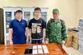 Con trai hỗ trợ bố vận chuyển 6kg bạc trái phép qua biên giới