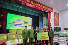 Nghĩa tình ấm áp gửi tới đồng bào miền Trung - Tây Nguyên bị ảnh hưởng do mưa lũ