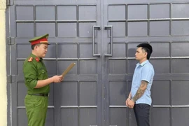 Chiếm đoạt số lượng lớn vàng, bạc của người bạn tù