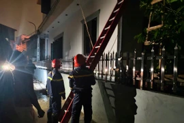 Giải cứu 4 người mắc kẹt trong đám cháy lúc nửa đêm