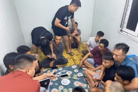 Lộ tụ điểm đánh bạc trong phòng làm bằng thùng container