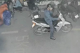 Cận cảnh hai tên trộm với 1…cú đá đã lấy được chiếc xe máy 