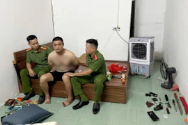 Mua linh kiện tự lắp súng bắn dọa bạn cùng xóm trọ