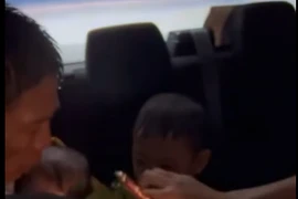 Cảm động hình ảnh chiến sỹ công an cởi áo lau người cho cháu bé mắc kẹt trong bão số 10