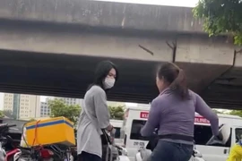 Phạt 2,5 triệu đồng người phụ nữ bán nước xua đuổi cô gái trẻ ở khu vực Bến xe Mỹ Đình