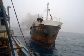 Bắt giữ tàu nước ngoài sang mạn, bán dầu trái phép