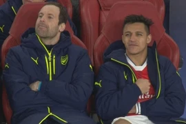 Giới hâm mộ Arsenal sốc với nụ cười bí hiểm của Sanchez