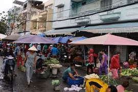 Lợi dụng chợ tạm, nữ chủ quầy thịt lợn "lên đời" làm bảo kê