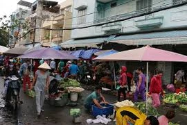 Lợi dụng chợ tạm, nữ chủ quầy thịt lợn "lên đời" làm bảo kê