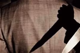 Tranh chấp đất đai, em trai dùng dao đâm anh thấu bụng