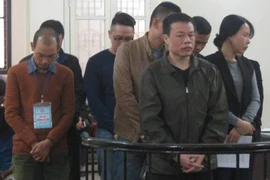 Giám đốc ngân hàng bỏ trốn, nhân viên "dắt nhau" hầu tòa