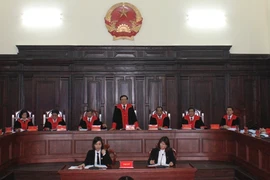 Thẩm phán bắt đầu mặc trang phục mới 