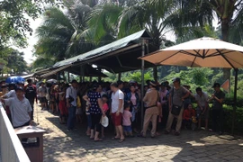 Cả vạn người xếp hàng chờ lên cáp treo Bà Nà