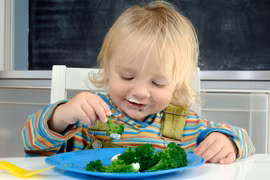 Trẻ ăn rau quả phòng ngừa bệnh hen suyễn