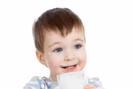 Trẻ uống sữa nguyên kem ít ăn vặt hơn