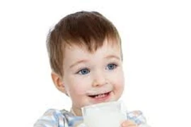 Trẻ uống sữa nguyên kem ít ăn vặt hơn