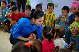 Á hậu Thanh Tú mang Trung thu sớm đến với cao nguyên Mèo Vạc