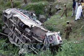 Xe đi ăn cưới rơi xuống hẻm núi, 8 người thiệt mạng