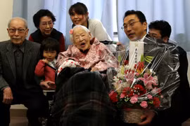 Con trai 92 tuổi tới mừng sinh nhật mẹ 117 tuổi