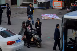 Nhảy lầu tự tử, rơi trúng người đi đường