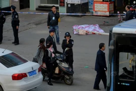 Nhảy lầu tự tử, rơi trúng người đi đường