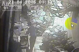 Xe máy khóa cổ, khóa càng ngay trước camera vẫn "bốc hơi"