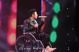 Chán scandal, Yanbi đi xe lăn đến sân khấu Nhân tố bí ẩn "làm lại từ đầu"