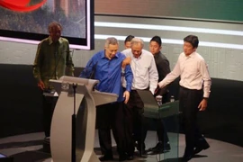 Thủ tướng Singapore ngất khi đọc diễn văn