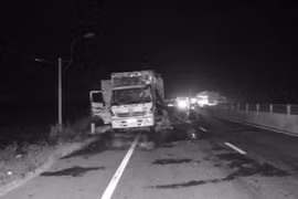 Quảng Ngãi: Ô tô đang chạy bất ngờ bốc cháy 