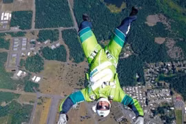 Nhảy từ độ cao 7.000m không cần dù