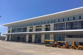 Sân bay ế ẩm, sao còn muốn xây mới?