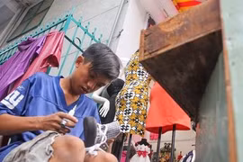 Tình người qua những đôi dép cũ