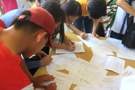 Tuyển sinh đại học 2016: Thí sinh ồ ạt nộp hồ sơ trúng tuyển