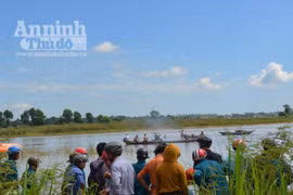 Lật xuồng vận chuyển phân bón trên sông Trà Khúc, 1 người mất tích