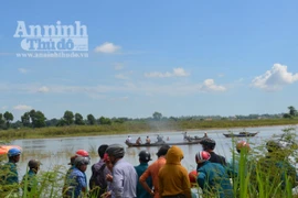 Lật xuồng vận chuyển phân bón trên sông Trà Khúc, 1 người mất tích