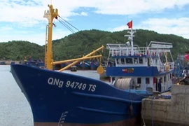 Bàn giao tàu cá vỏ thép cho ngư dân Quảng Ngãi