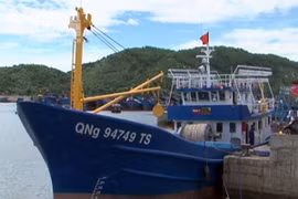 Bàn giao tàu cá vỏ thép cho ngư dân Quảng Ngãi