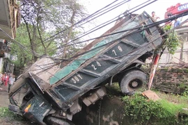 Xe tải mất lái cắm đầu xuống đường đê