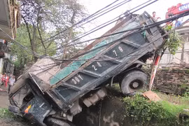Xe tải mất lái cắm đầu xuống đường đê