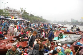 Chen chúc đến chùa Hương ngày khai hội