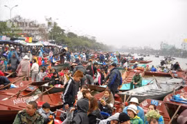 Chen chúc đến chùa Hương ngày khai hội