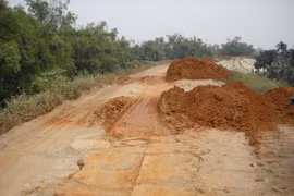 Chùm ảnh: Đường đê “gồng mình” gánh vi phạm