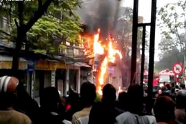 Hà Nội: Chập cột điện, cháy cả cửa hàng bán sim điện thoại