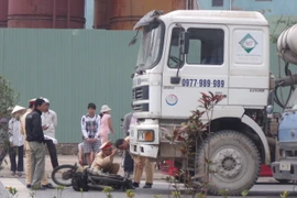 Xe bê tông chèn nát xe máy