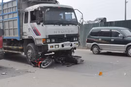 Xe tải “nuốt” 3 xe máy, 1 thai phụ nhập viện