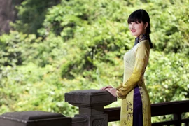 Hoa hậu Triệu Thị Hà mộc mạc khoe sắc tại Tràng An