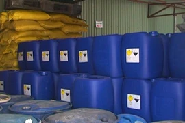 Tạm giữ 400kg hóa chất tẩy đường công nghiệp