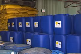 Tạm giữ 400kg hóa chất tẩy đường công nghiệp