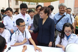 Đưa bác sĩ trẻ về công tác tại ngã ba biên giới